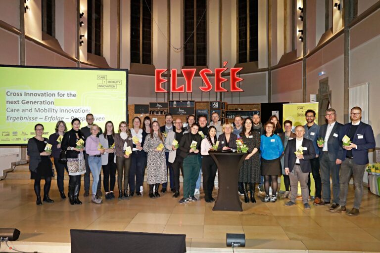 Foto bei der Abschlussveranstaltung »Cross Innovation for the next Generation |Care and Mobility Innovation: Ergebnisse – Erfolge – Perspektiven« in der Digital Church in Aachen am 16. März 2023.